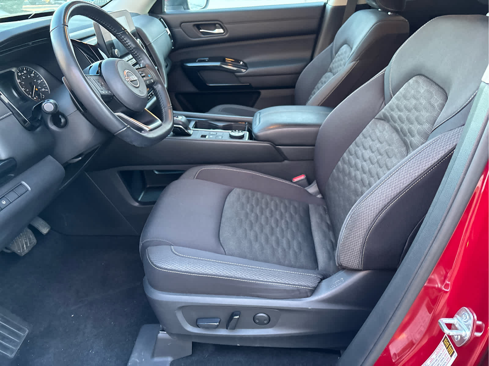 2022 Nissan Pathfinder SV