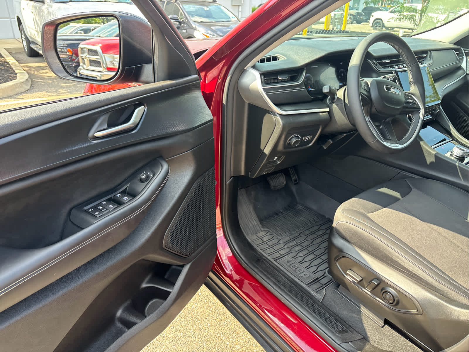2023 Jeep Grand Cherokee L Laredo