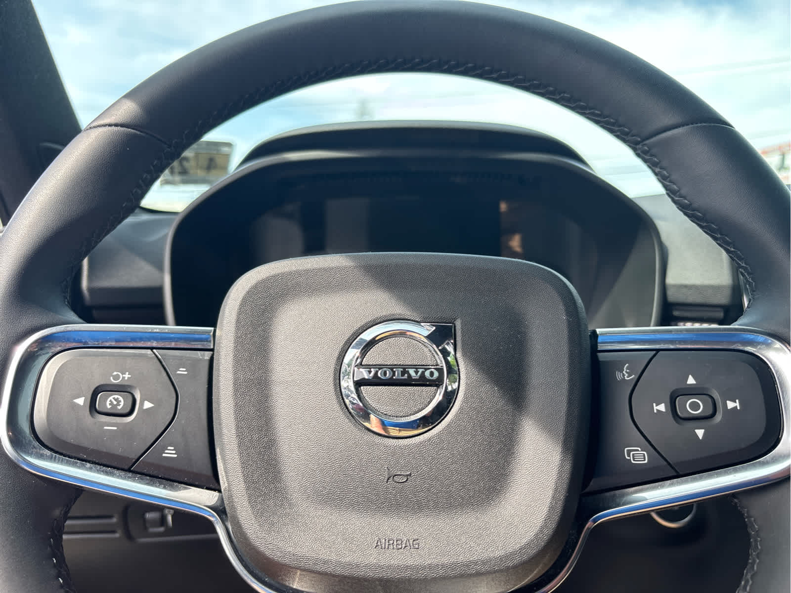2022 Volvo XC40 R-Design