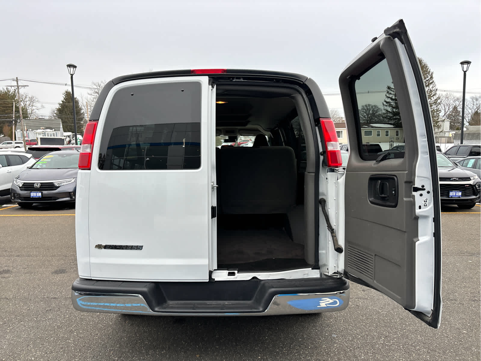 2025 Chevrolet Express Passenger 1LT