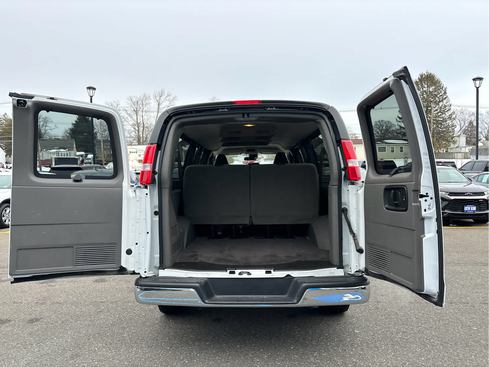 2025 Chevrolet Express Passenger 1LT