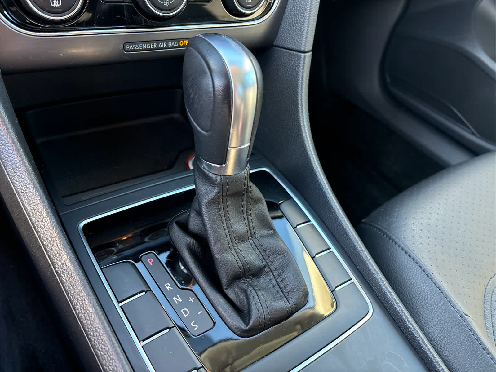 2017 Volkswagen Passat R-Line w/Comfort Pkg